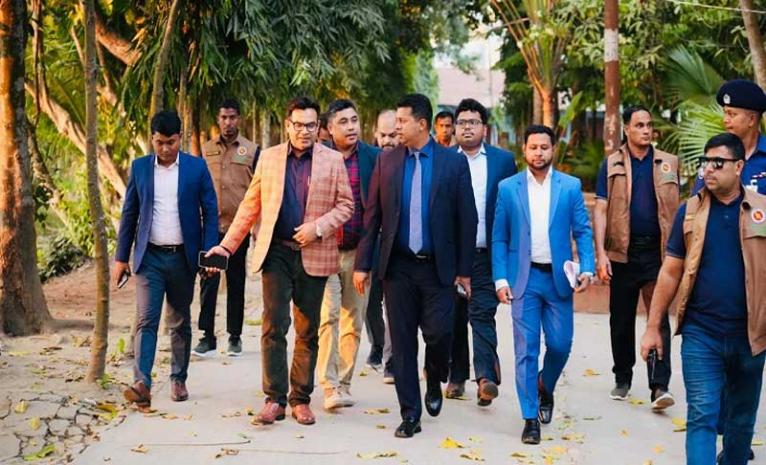 চট্টগ্রাম নির্বাচনের প্রস্তুতি দেখতে সরেজমিনে ভোটকেন্দ্রে পরিদর্শন জেলা প্রশাসক
