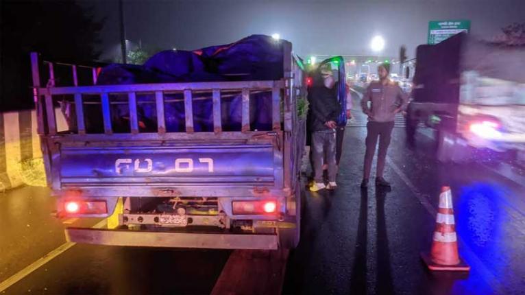 ঘন কুয়াশায় ধলেশ্বরী ব্রিজে পিকআপ-ট্রাক সংঘর্ষ