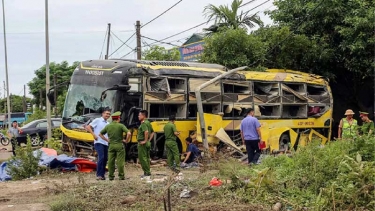 ভিয়েতনামে নিয়ন্ত্রণ হারিয়ে উল্টে গেল বাস, নিহত ৭