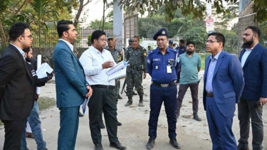আড়াইহাজারে ভোটকেন্দ্র পরিদর্শনে জেলা প্রশাসক