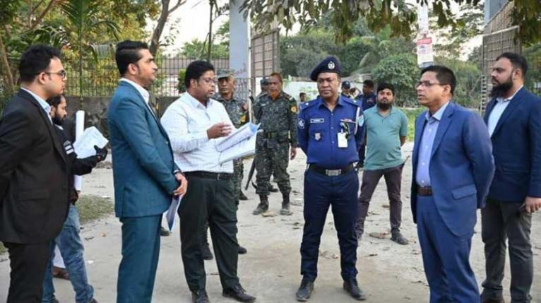 আড়াইহাজারে ভোটকেন্দ্র পরিদর্শনে জেলা প্রশাসক
