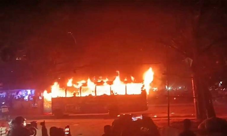 রাজধানীতে বাসে আগুন