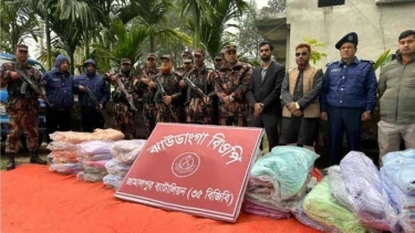 জামালপুরে কুরিয়ার সার্ভিসের ভ্যানে মিলল ২৫ লাখ টাকার ভারতীয় কাপড়, বিজিবির অভিযান