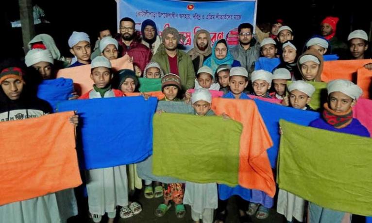 কোটালীপাড়ায় শীতার্তদের মাঝে কম্বল বিতরণ করলেন ইউএনও
