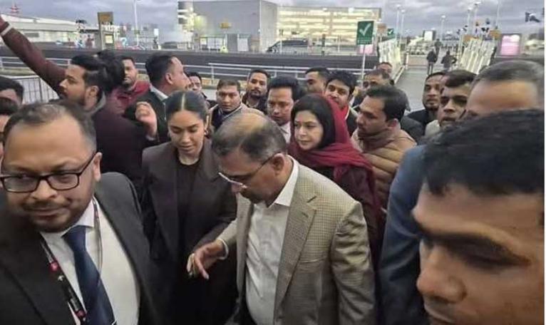 সপরিবারে লন্ডনের হিথ্রো বিমানবন্দরে তারেক রহমান