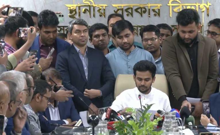 কূটনৈতিক পাসপোর্ট জমা দিয়েছেন আসিফ মাহমুদ