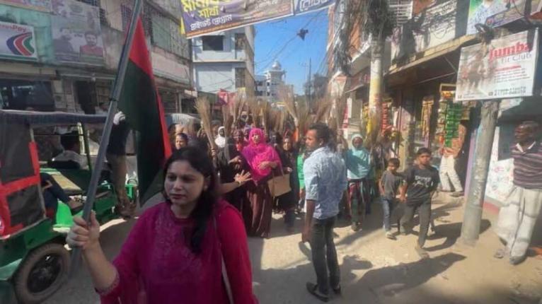 কিশোরগঞ্জ-১ আসনে বিএনপির প্রার্থী পরিবর্তনের দাবিতে নারীদের ঝাড়ু মিছিল
