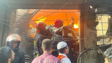 পুরান ঢাকায় প্লাস্টিক কারখানায় আগুন