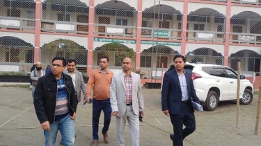ছুটির দিনেও অবাধ, সুষ্ঠ, নিরপেক্ষ, শান্তিপূর্ণ নির্বাচনের লক্ষ্যে বিভিন্ন ভোটকেন্দ্র পরিদর্শন করেন জেলা প্রশাসক