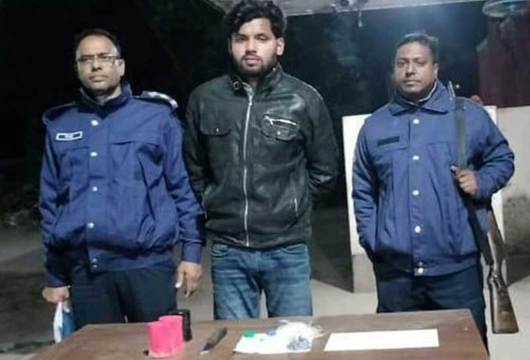 ফরিদপুরে ককটেল, বিস্ফোরক সরঞ্জামসহ যুবক আটক