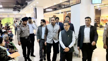 ঢাকার ভিসা কেন্দ্র পরিদর্শন করলেন ভারতীয় হাইকমিশনার