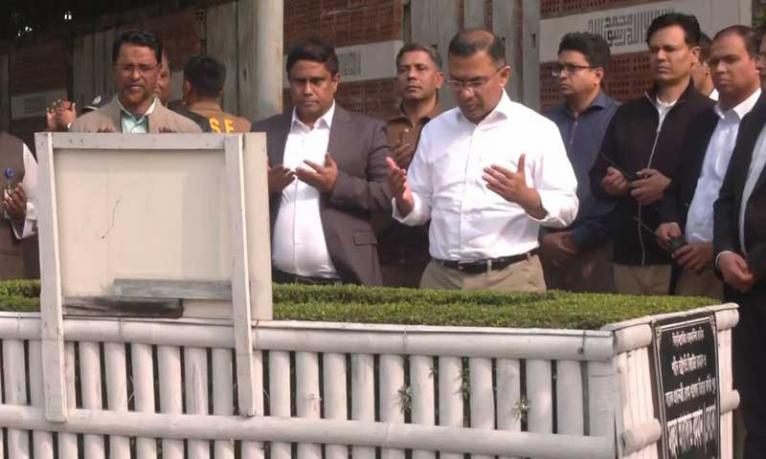 ছোট ভাই কোকোর কবর জিয়ারত করলেন তারেক রহমান