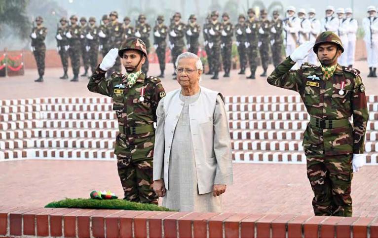 বিজয় দিবসে বীর শহীদদের প্রতি শ্রদ্ধা জানালেন প্রধান উপদেষ্টা
