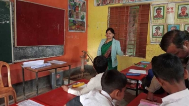 বিদ্যালয়ের তালা ভেঙে বার্ষিক পরীক্ষা নিলেন ইউএনও
