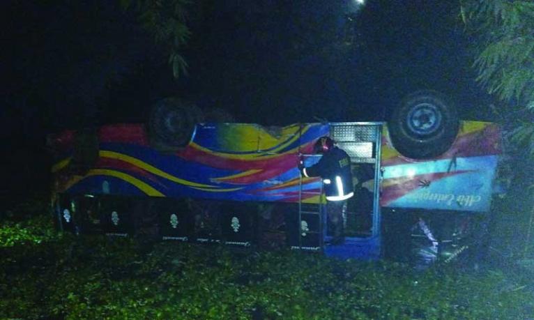 ভাঙ্গায় নিয়ন্ত্রণ হারিয়ে মিনিবাস খাদে, আহত ৫