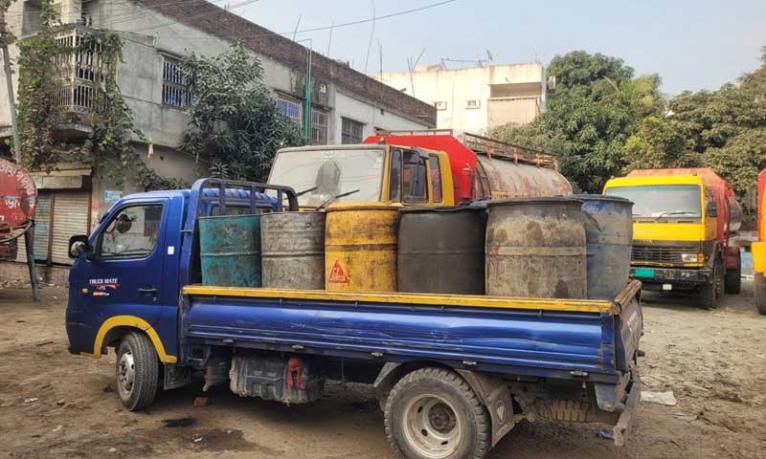 নারায়ণগঞ্জে মেঘনা তেল ডিপোতে চালানবিহীন তেল আটক