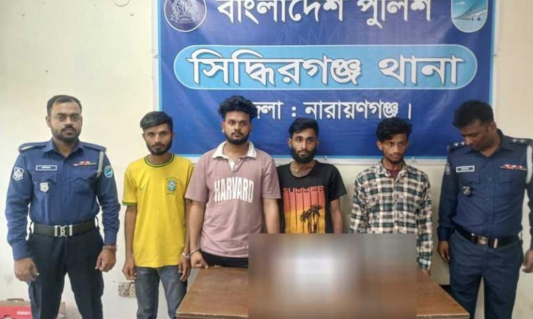 সিদ্ধিরগঞ্জে দেশীয় অস্ত্রসহ গ্রেপ্তার ৪