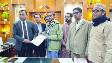 শহীদ পরিবারের সদস্যদের সঙ্গে মনোনয়নপত্র জমা দিলেন হান্নান মাসউদ