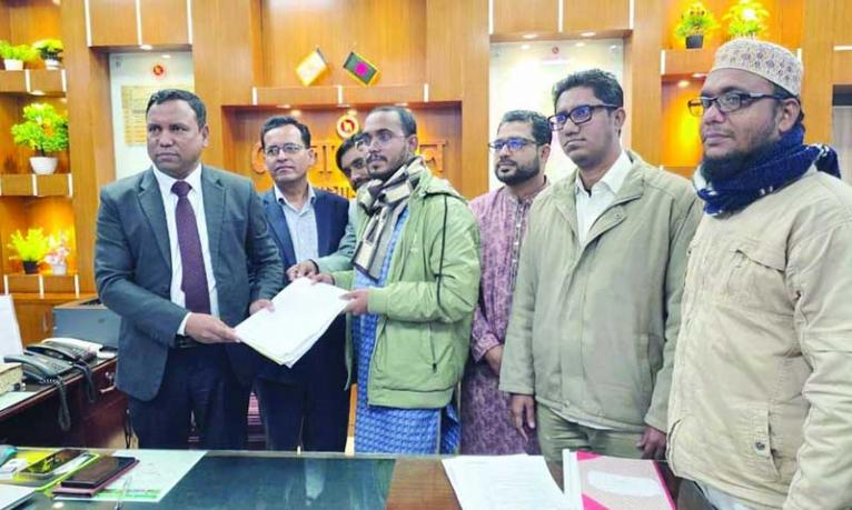 শহীদ পরিবারের সদস্যদের সঙ্গে মনোনয়নপত্র জমা দিলেন হান্নান মাসউদ