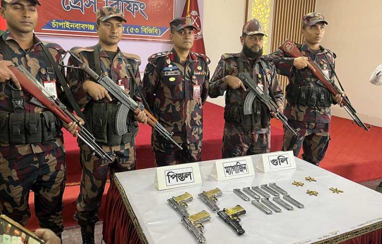চাঁপাইনবাবগঞ্জ সীমান্তে ৪ বিদেশি আগ্নেয়াস্ত্র উদ্ধার