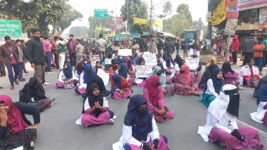 ৮ দাবিতে রংপুরে মহাসড়ক অবরোধ করে শিক্ষার্থীদের বিক্ষোভ