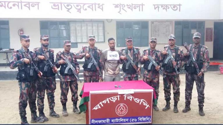 পঞ্চগড় সীমান্তে চোরাকারবারি আটক