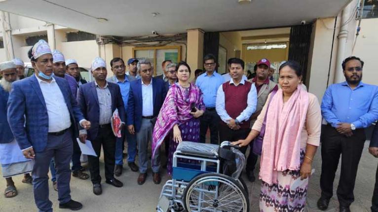 বান্দরবানে প্রতিবন্ধী ব্যক্তিদের হুইল চেয়ার বিতরণ