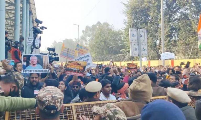 দিল্লিতে বাংলাদেশ হাইকমিশনের সামনে বিভিন্ন হিন্দু সংগঠনের বিক্ষোভ ও সংঘর্ষ