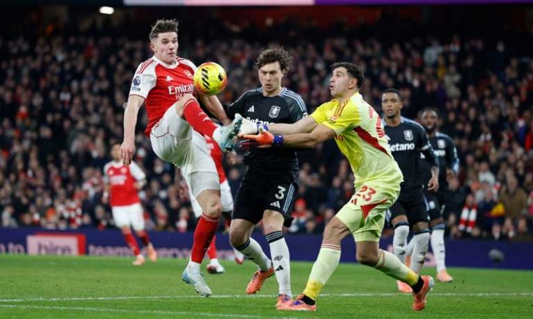 এমি মার্তিনেজের ভিলার জালে গোল উৎসব আর্সেনালের