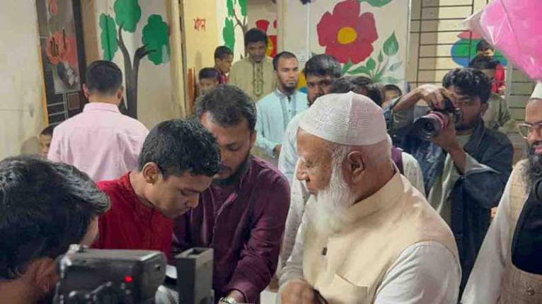 প্রতিবন্ধী স্কুল পরিদর্শন: জামায়াত আমির