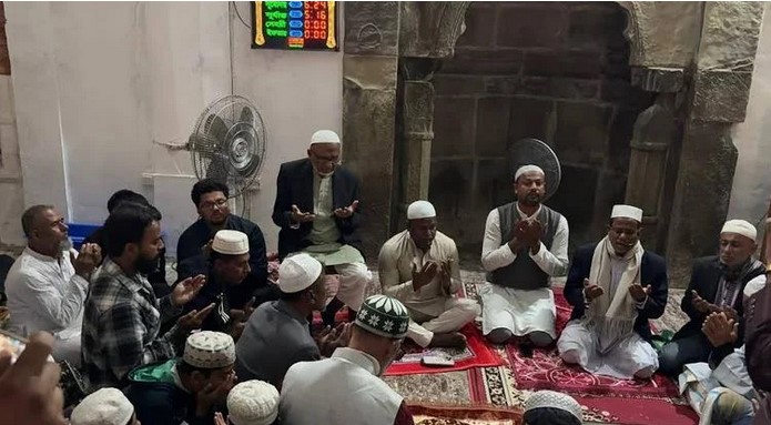 বেগম খালেদা জিয়ার সুস্থতা কামনায় ষাট গম্বুজ মসজিদে দোয়া মাহফিল