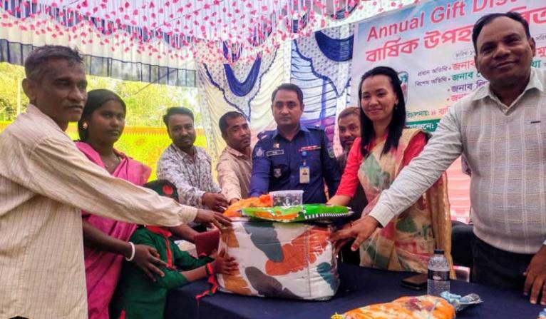 ​সরিষাবাড়ীতে ২২৬ প্রান্তিক শিশু ও পরিবার পেল উপহার সামগ্রী