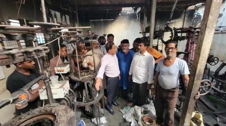 অগ্নিকাণ্ডে ক্ষতিগ্রস্ত ব্যবসায়ীদের পাশে থাকার আশ্বাস মাসুদুজ্জামানের
