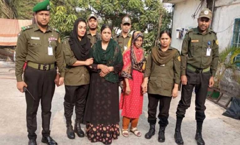 ঢাকা মেডিকেলে শিশু পাচারকালে দুই নারী আটক