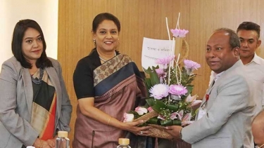 উপদেষ্টা রিজওয়ানা হাসান কে ফুলেল শুভেচ্ছা জানালেন গণযোগাযোগ অধিদপ্তরের মহাপরিচালক মো:আব্দুল জলিল