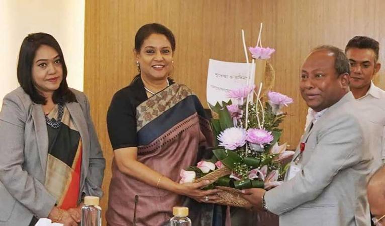 উপদেষ্টা রিজওয়ানা হাসান কে ফুলেল শুভেচ্ছা জানালেন গণযোগাযোগ অধিদপ্তরের মহাপরিচালক মো:আব্দুল জলিল