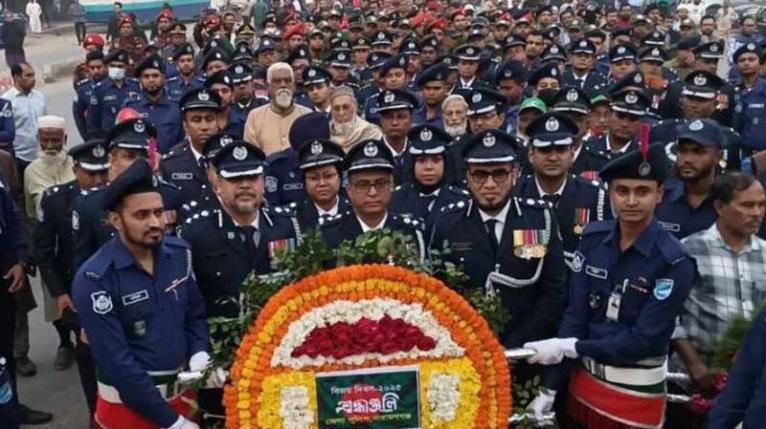 বিজয় দিবসে শহীদদের প্রতি জেলা পুলিশের শ্রদ্ধা