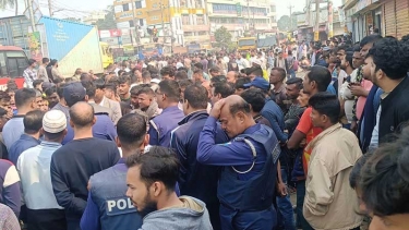 সিরাজগঞ্জে শ্রমিকদের অফিস ভাঙচুরের প্রতিবাদে সড়ক অবরোধ