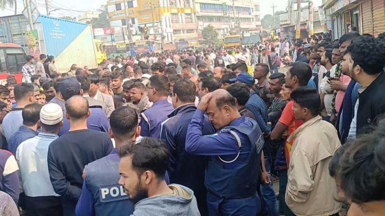 সিরাজগঞ্জে শ্রমিকদের অফিস ভাঙচুরের প্রতিবাদে সড়ক অবরোধ