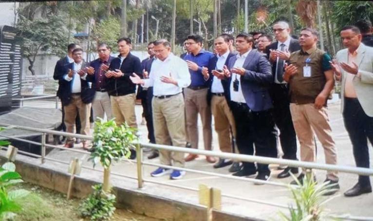 পিলখানা ট্রাজেডিতে শহীদ সেনা কর্মকর্তাদের কবর জিয়ারত করলেন তারেক রহমান