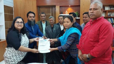 রাঙামাটিতে রিটার্নিং অফিসারের নিকট মনোনয়ন জমা দিলেন জুঁই চাকমা