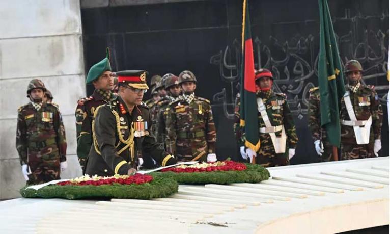 প্রধান উপদেষ্টার পক্ষে বেগম খালেদা জিয়ার সমাধিতে শ্রদ্ধাঞ্জলি