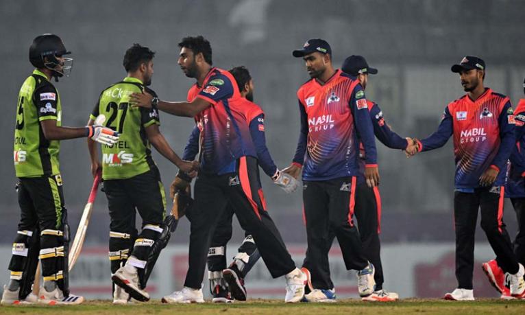 শেষ ওভারের রোমাঞ্চকর জয়ে শীর্ষে ফিরল রাজশাহী