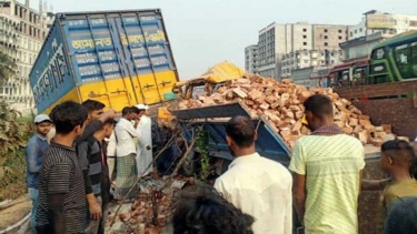 সিদ্ধিরগঞ্জে দাঁড়িয়ে থাকা কাভার্ডভ্যানে ট্রাকের ধাক্কা, নিহত ১