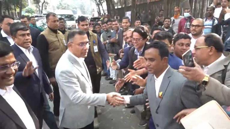 রাস্তায় দাঁড়িয়ে নিয়োগপ্রত্যাশী শিক্ষকদের কথা শুনলেন তারেক রহমান