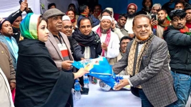 শামা ওবায়েদের হাতে ফুল দিয়ে বিএনপিতে যোগ দিলেন আ. লীগ নেতা