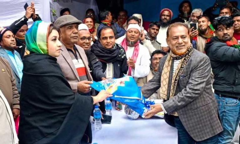 শামা ওবায়েদের হাতে ফুল দিয়ে বিএনপিতে যোগ দিলেন আ. লীগ নেতা