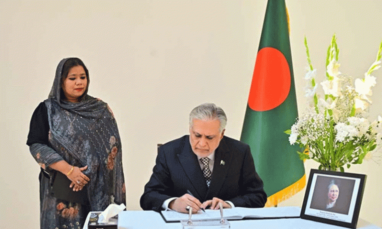 খালেদা জিয়ার মৃত্যুতে শোক বইয়ে সই করলেন পাকিস্তানের উপপ্রধানমন্ত্রী