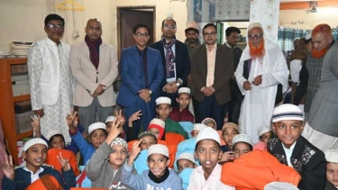 তিনটি এতিমখানায় ডিসির কম্বল বিতরণ