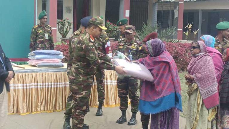 রংপুরে ছিন্নমূলদের মাঝে সেনাবাহিনীর শীতবস্ত্র বিতরণ